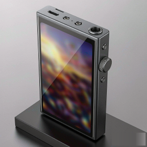 ZTONG ZT-D20 flagship portable music player, deep graphite aluminum unibody chassis, 5.5-inch 2K touchscreen, 4.4mm balanced and 3.5mm headphone outputs, on display stand